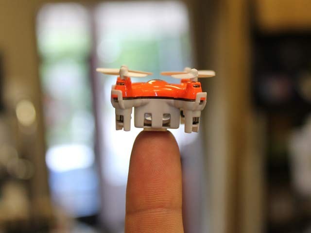 US company to charge from the USB drone developed the world's smallest, which was only 3 cm in height and length and the width is 2 cm.